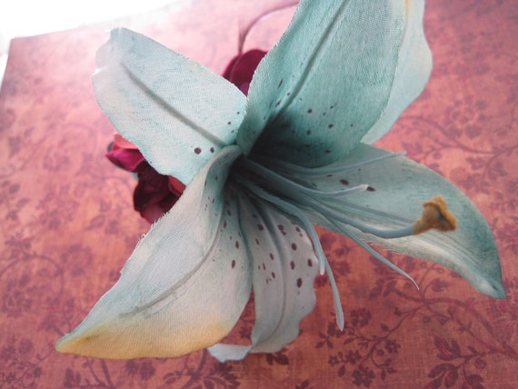 stargazer lily hair clip