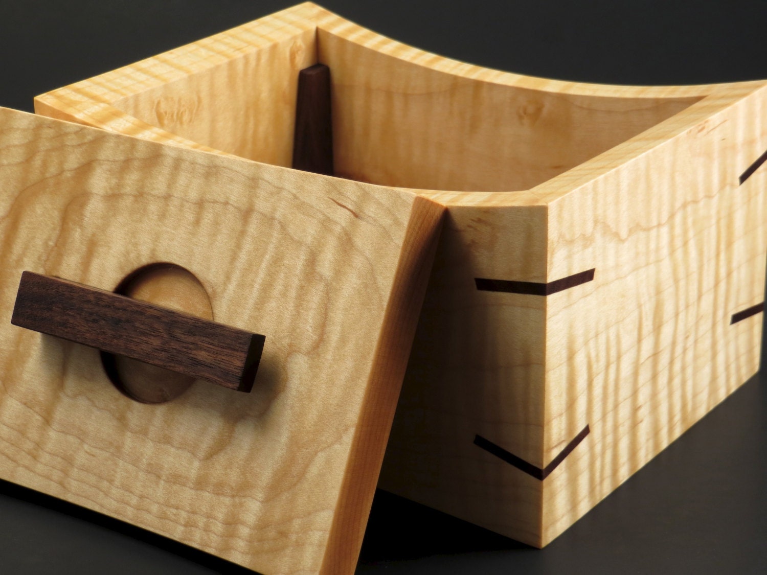 Fine wooden decorative artisitc box