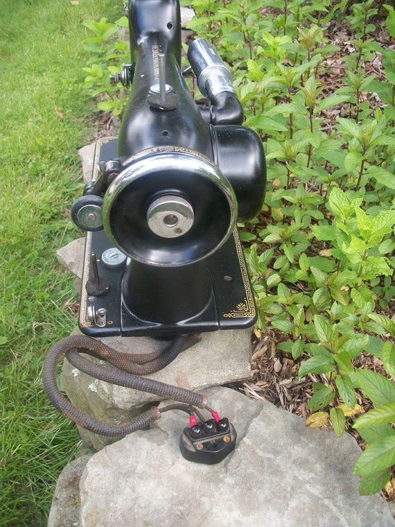 SINGER 101 SEWING MACHINE with manual attachments and foot