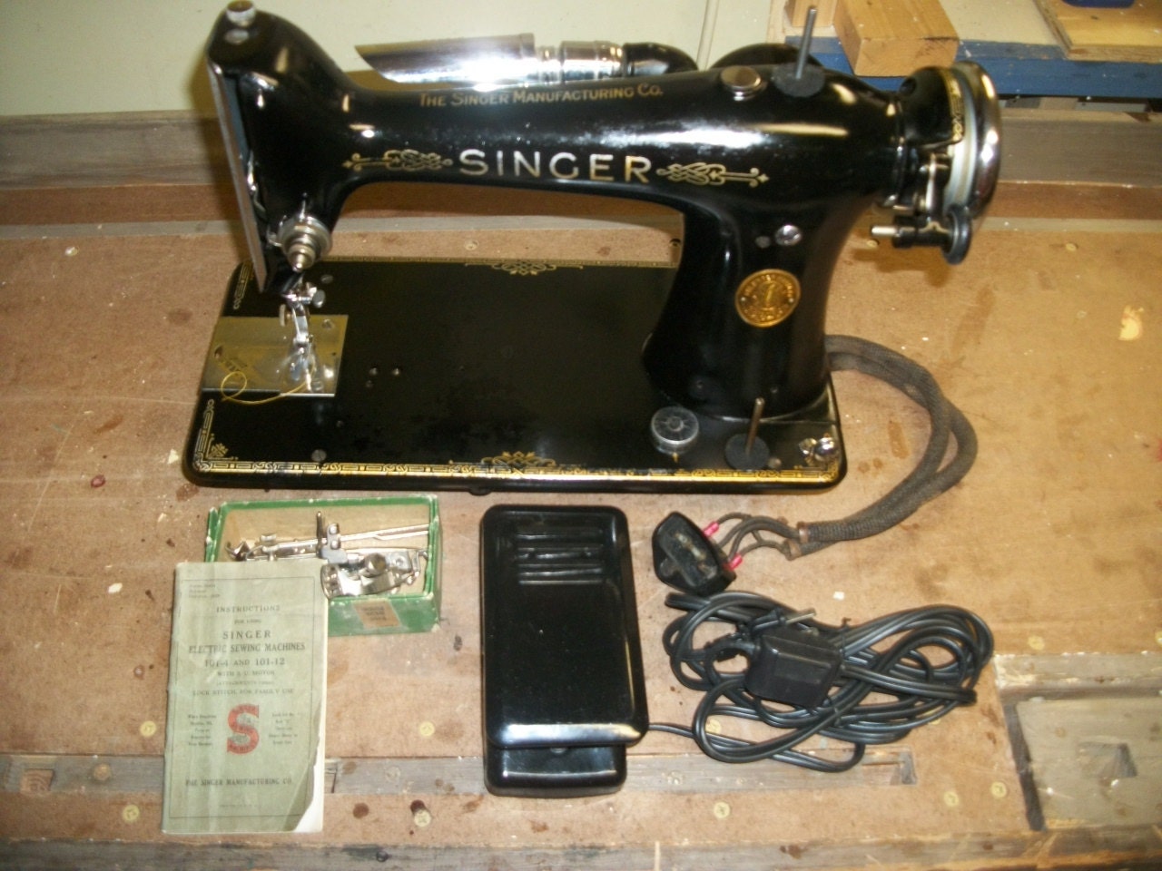 SINGER 101 SEWING MACHINE with manual attachments and foot