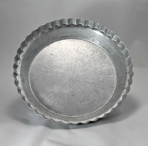 Vintage pie pan Wearever 10 round fluted by TheVintageFunkery