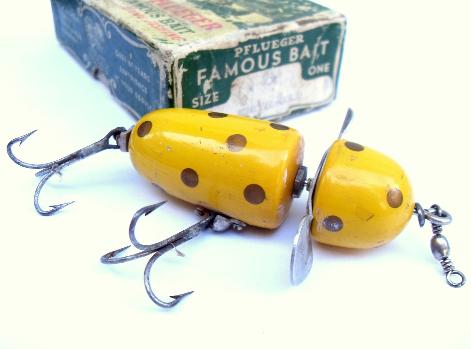 Vintage Fishing Lure PFLUEGER Globe 3750 YELGOLD