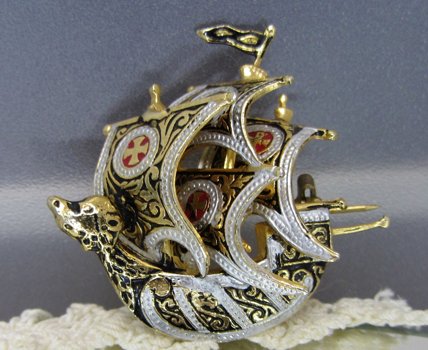 Vintage Jewelry Brooch Spanish Pirate Ship finely detailed