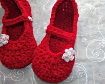 Crochet slippers in mary jane style, apple red with pink rose
