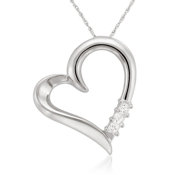 14K White Gold 3-Stone Princess-cut Diamond Heart Pendant (110 cttw ...