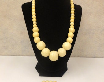 Ivory Colored Beaded Necklace w/Bracelet