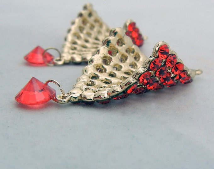 Pair of Red Rhinestone Turned Drops Gold-tone