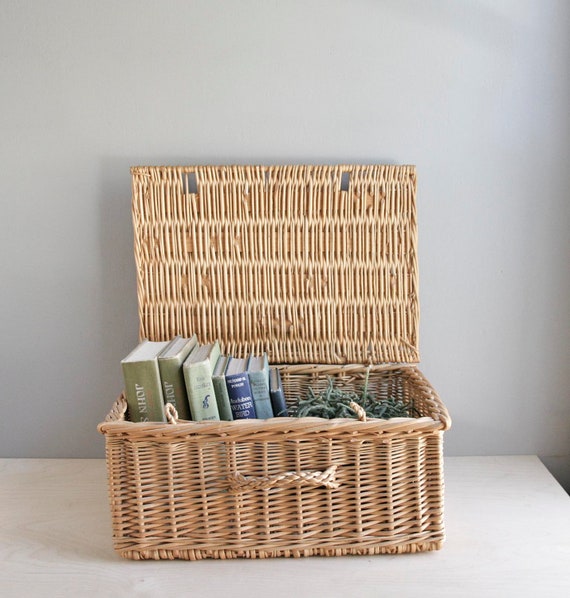 vintage wicker picnic baskets / set of two