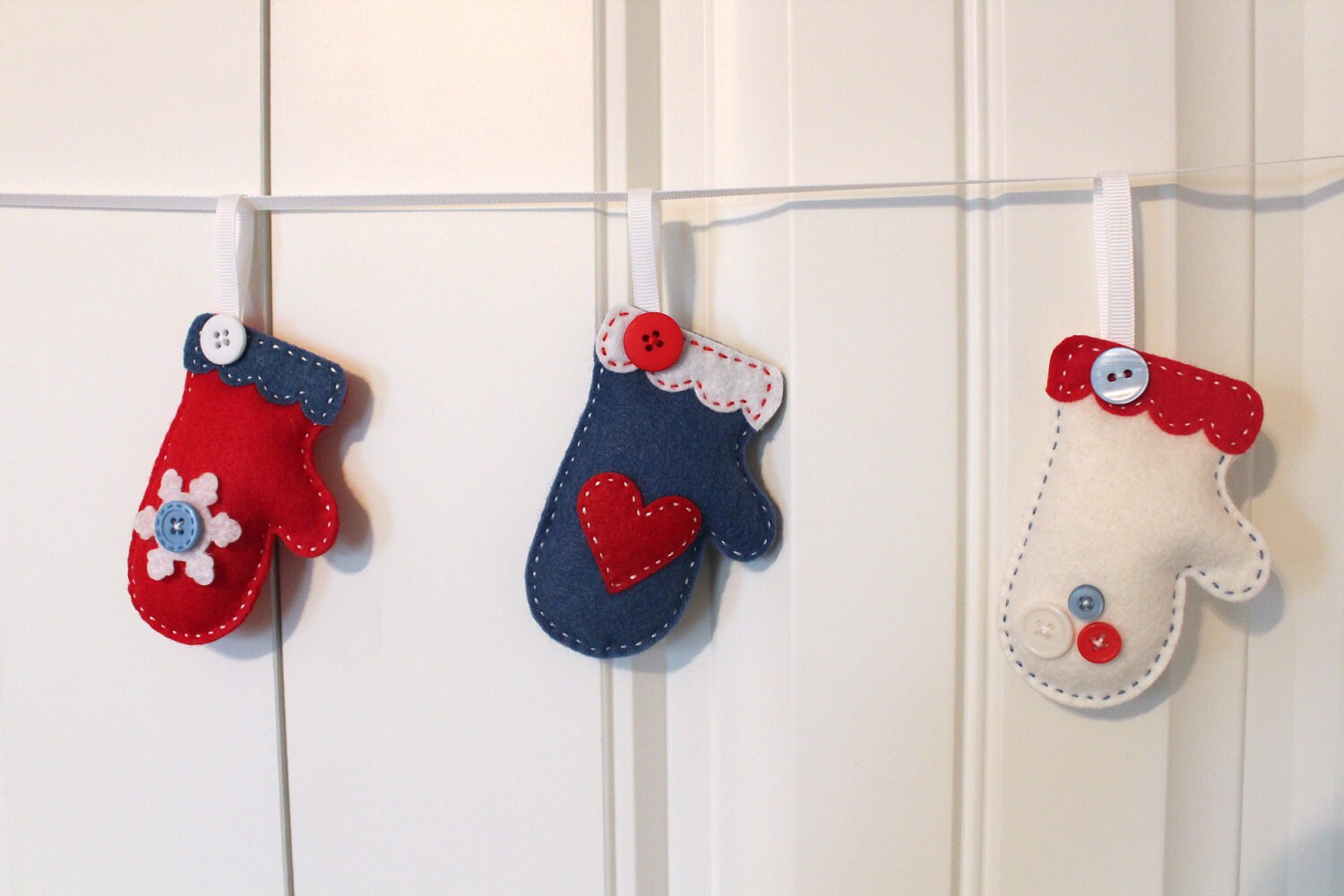 Cozy Felt Mitten Garland