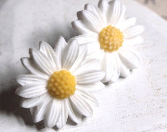 Daisy Earrings, White Flower Earrings, White daisy stud or clip, flower lover jewelry, gift for Gardener, boucle d'oreilles E138