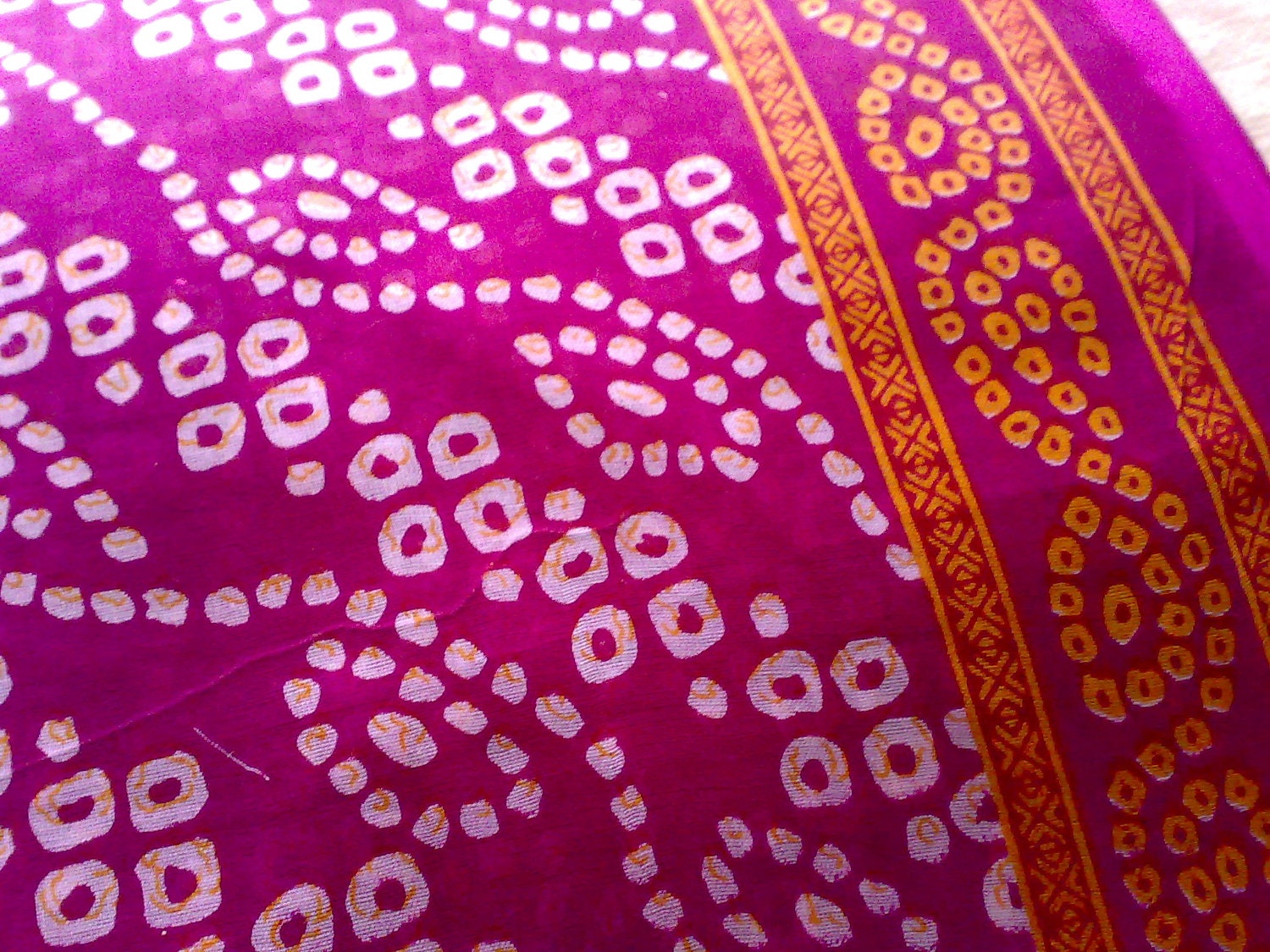 Huge round. Индийские ткани. Бандхани ткань. Индийская ткань текстура. Ткань Индия хлопок.