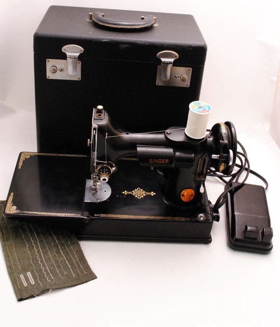 Singer Featherweight Sewing Machine 1940s 221-1 Portable With