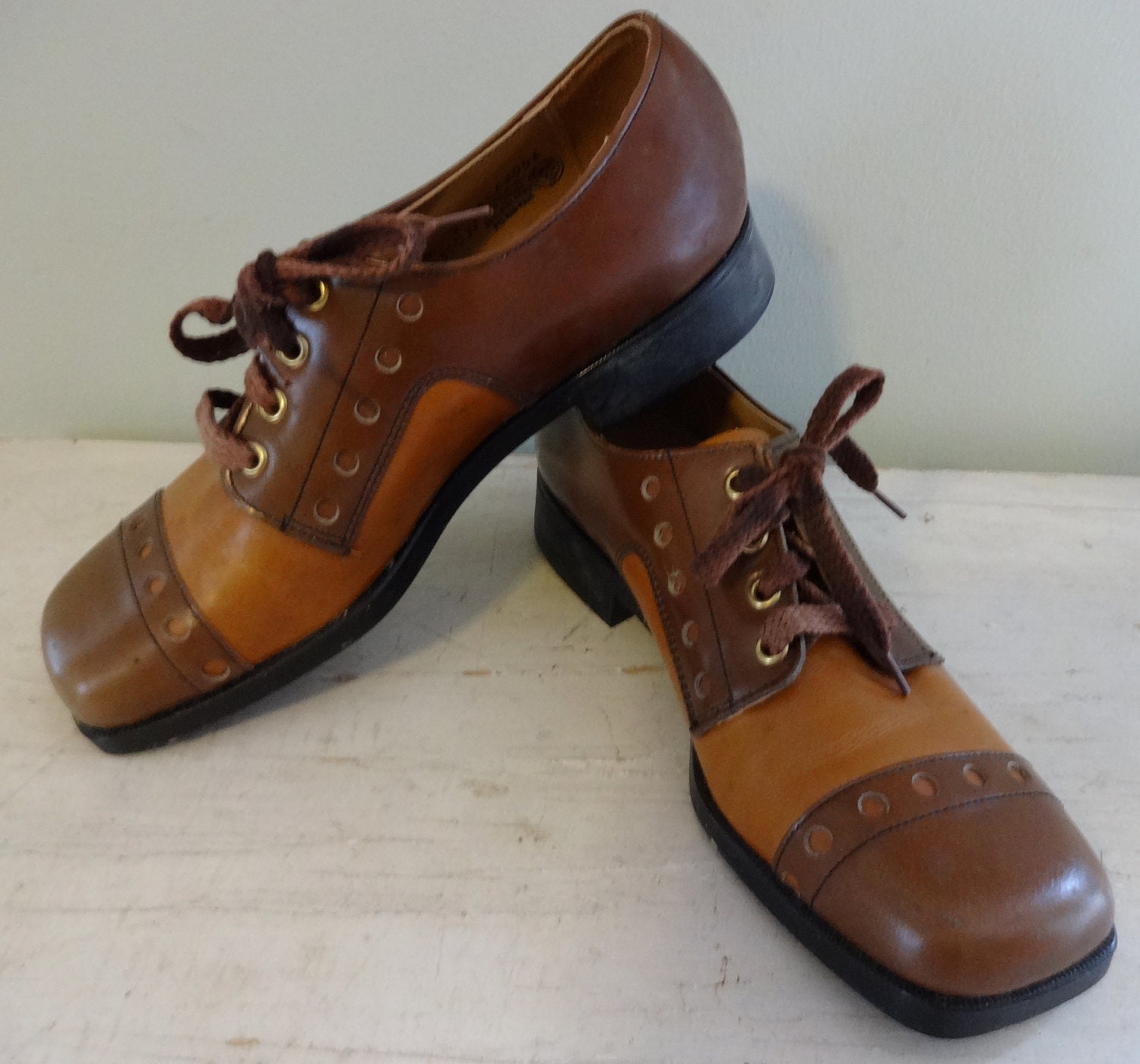 Vintage Buster Brown Shoes / 1970s Brown Oxfords / 70s Lace Up