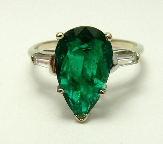 Pear shaped emerald engagement rings