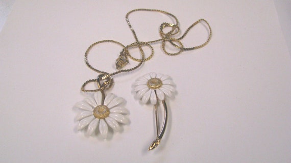 VintageRetro White enamel Daisy Matching Pendant  Brooch Set, gold ...