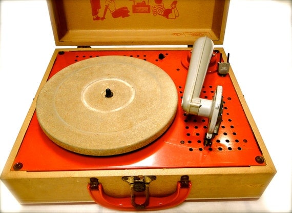 vintage kids record player        
        <figure class=