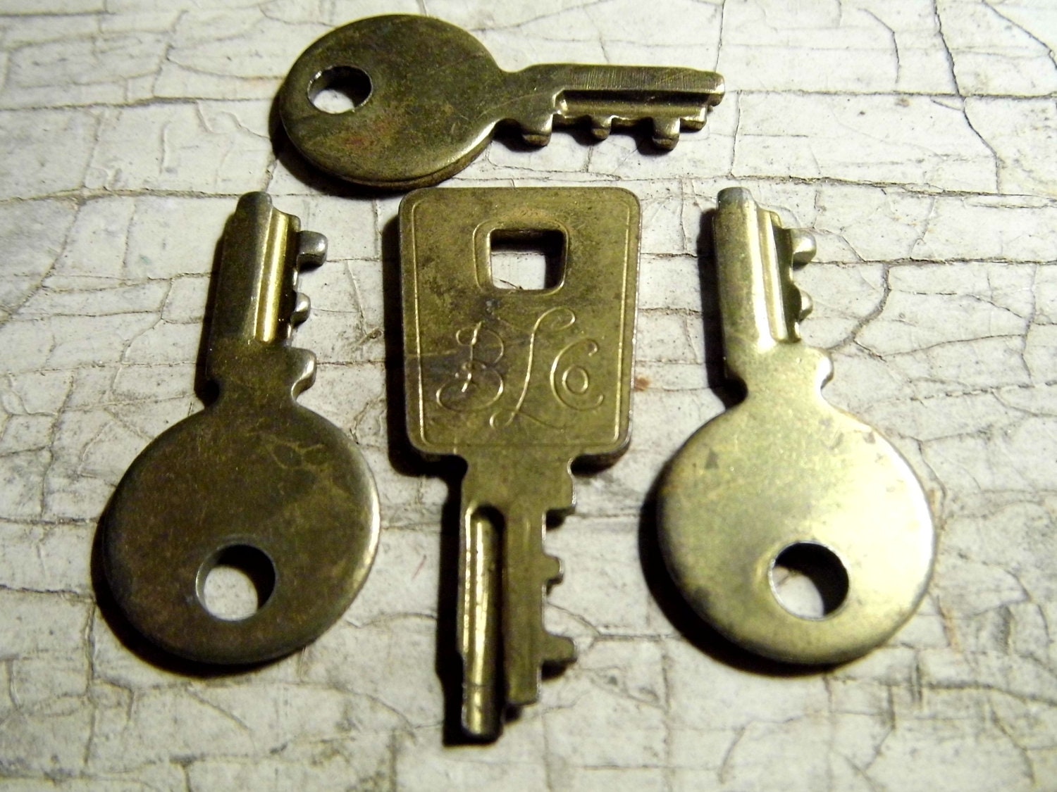 Vintage Tiny Keys 4 Antique Brass Keys Small Flat Key