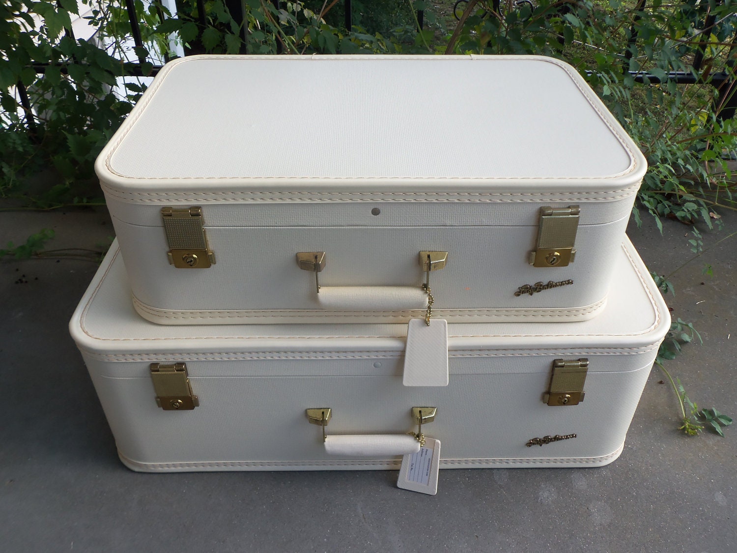 Suitcases Vintage White Lady Baltimore Set of Two Luggage