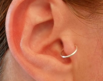 Simple loop Ear cuff, Silver PLATED. Tragus, nose, Lip. Cartilage. No Pierced ear cuff. Fake piercing.