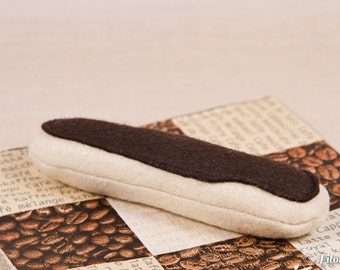 Délicieux éclair au chocolat - jouet en feutrine