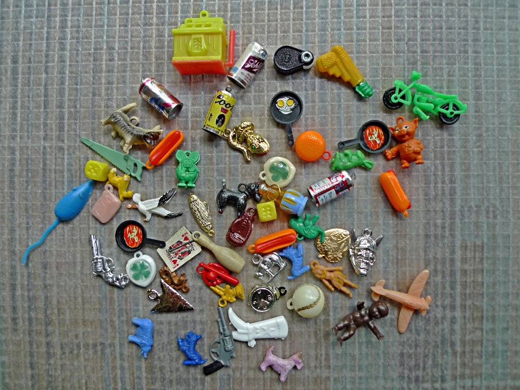 50 Vintage Plastic Gumball Charms by advorpt on Etsy