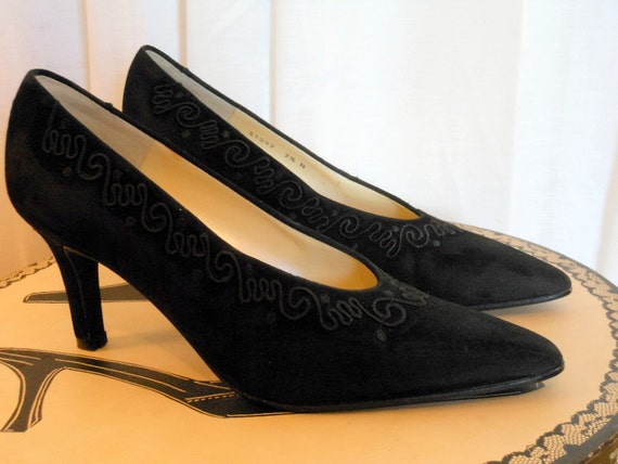 Vintage 1980s 80s shoes high heels pumps black sueded