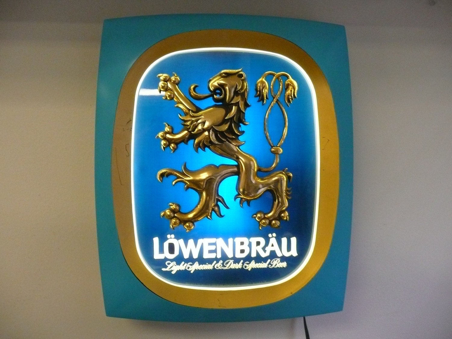 Lowenbrau Beer Lions Brew Light Up Sign Vintage Breweriana