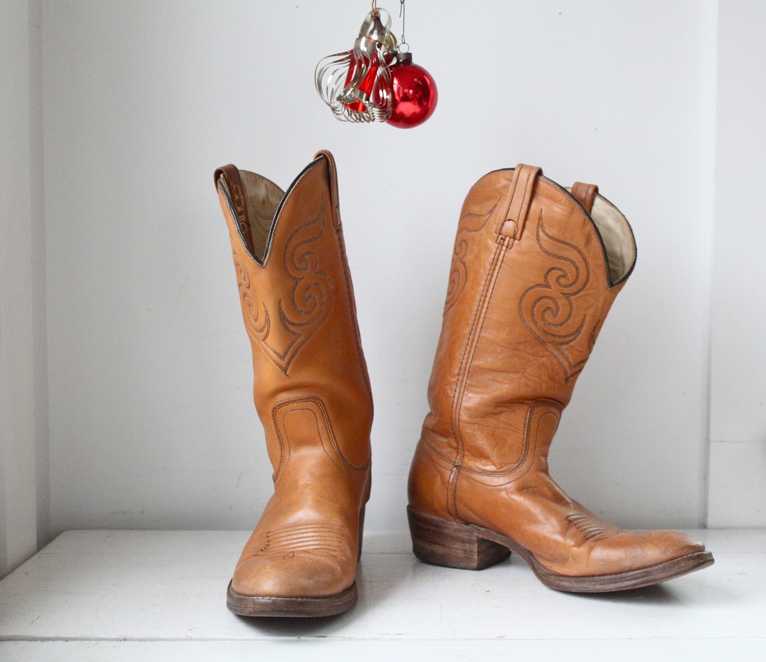 Sale / vintage cowboy boots. Men size 10D / Women 11.5