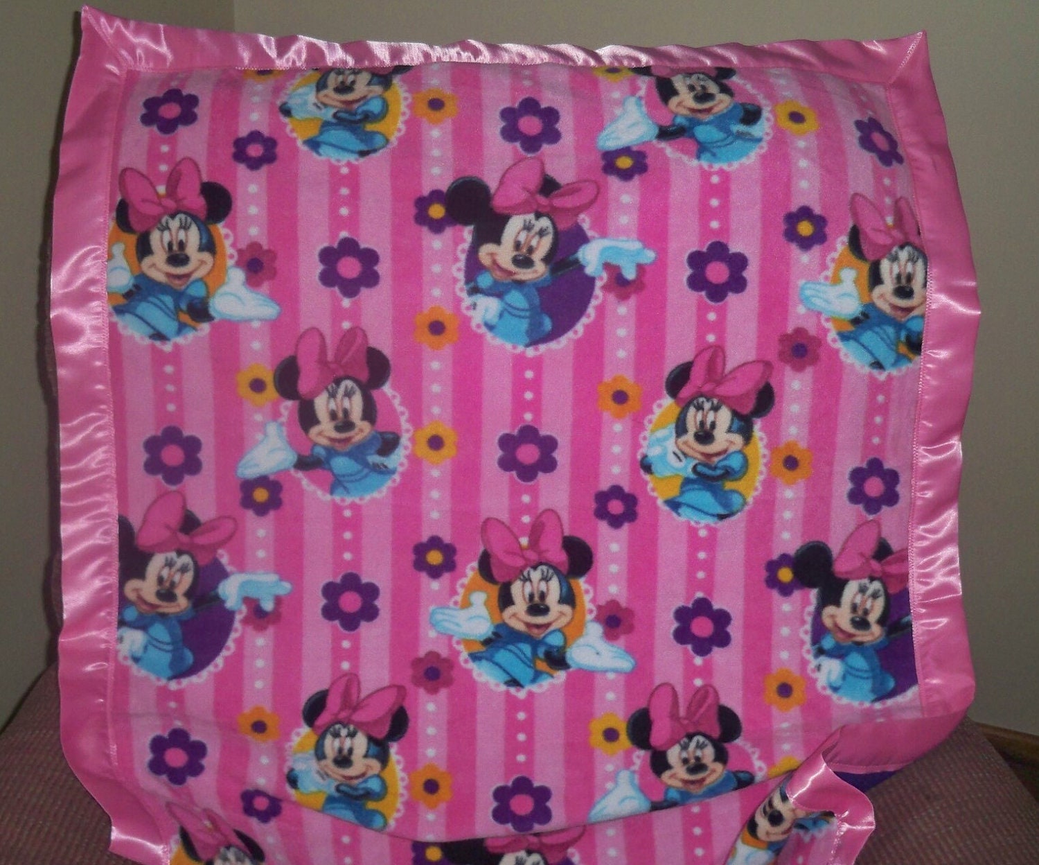 Minnie Mouse with Satin Trim Blanket Throw Todder