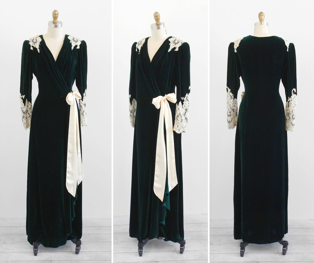 vintage 1930s robe / green velvet bathrobe / 30s look