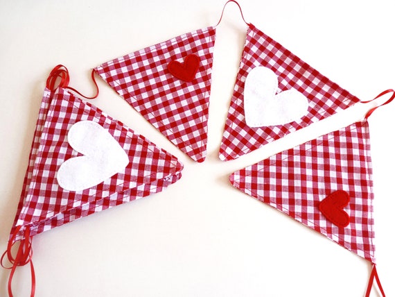 Festive Red and White Gingham Christmas Bunting with Red and White Felt Heart Embellishments (2.5 Meters/8.2 Feet) - Holiday Decor