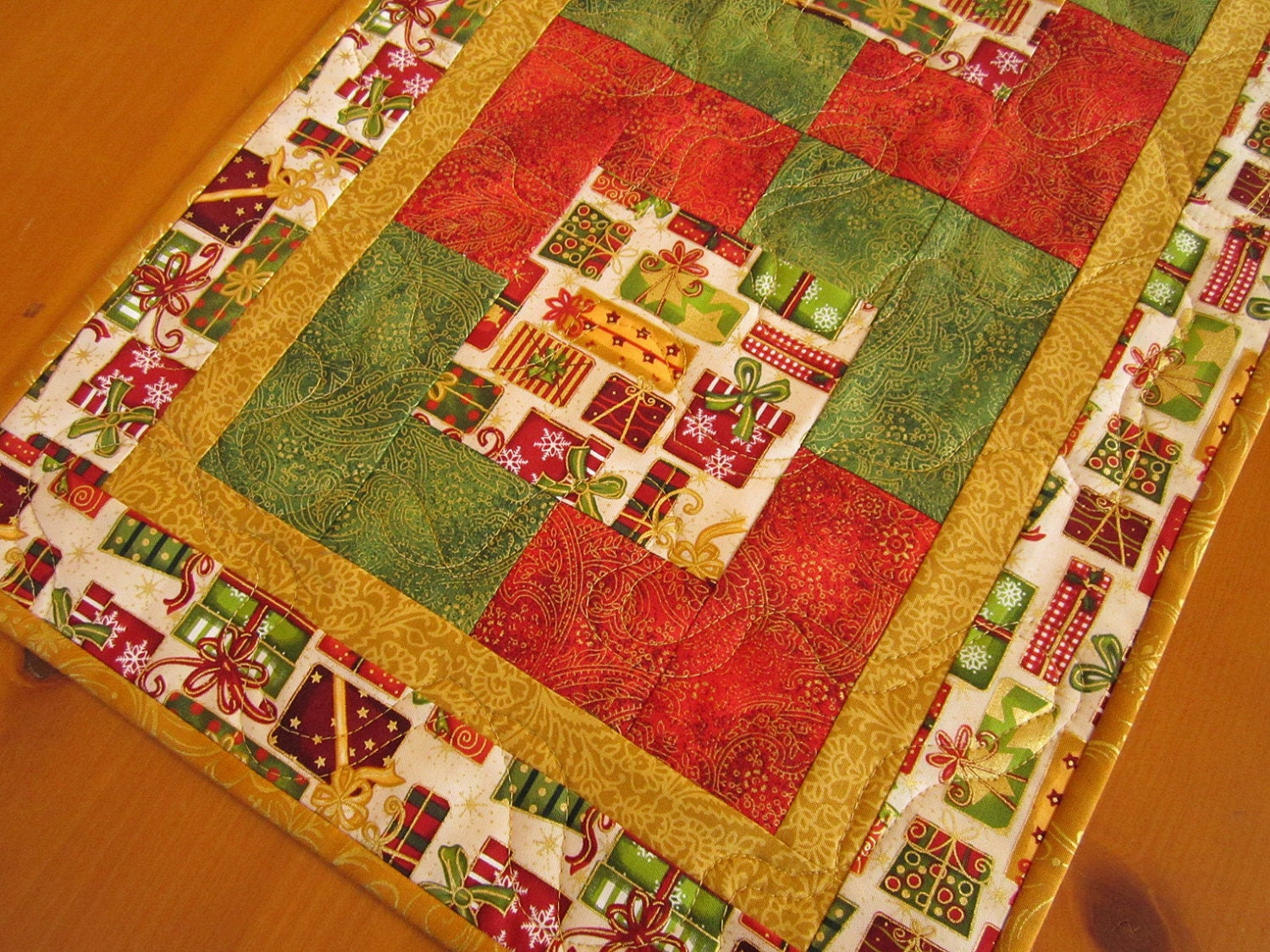 christmas-table-runner-christmas-presents-quilted-table