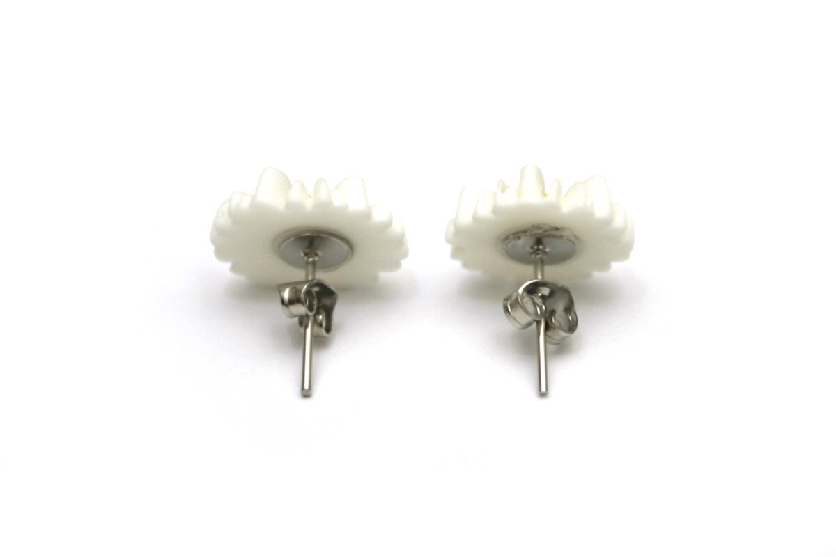 White daisy flower stud earrings