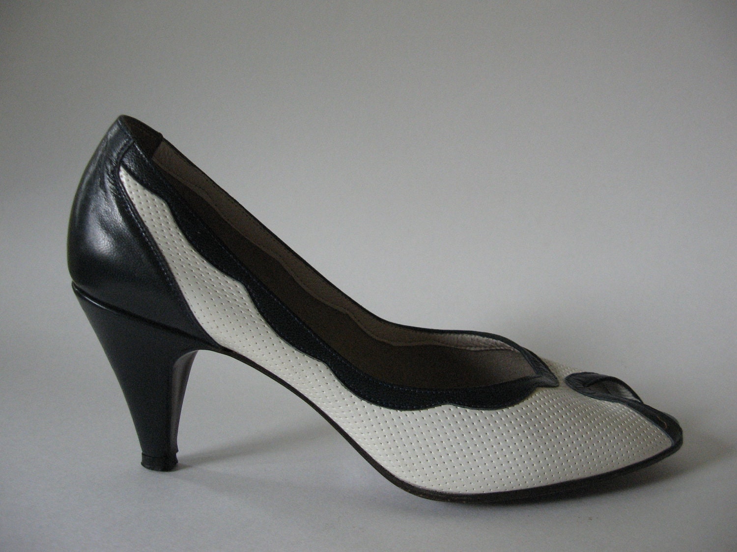 Lovely 80s vintage spectator pumps navy white leather
