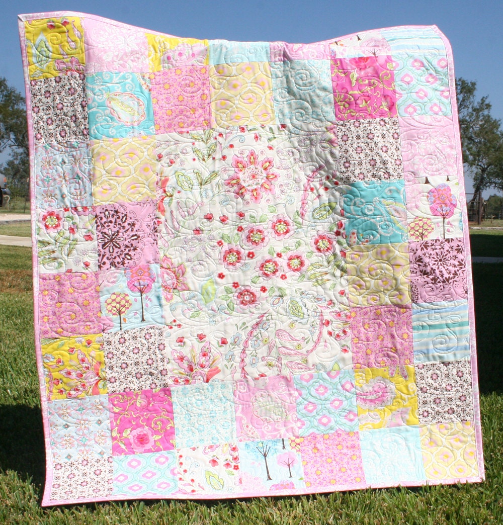 pretty little thing light grey binding detail quilt