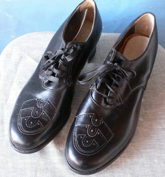 vintage shoes black leather short heel 9 1/2 Nun's shoes