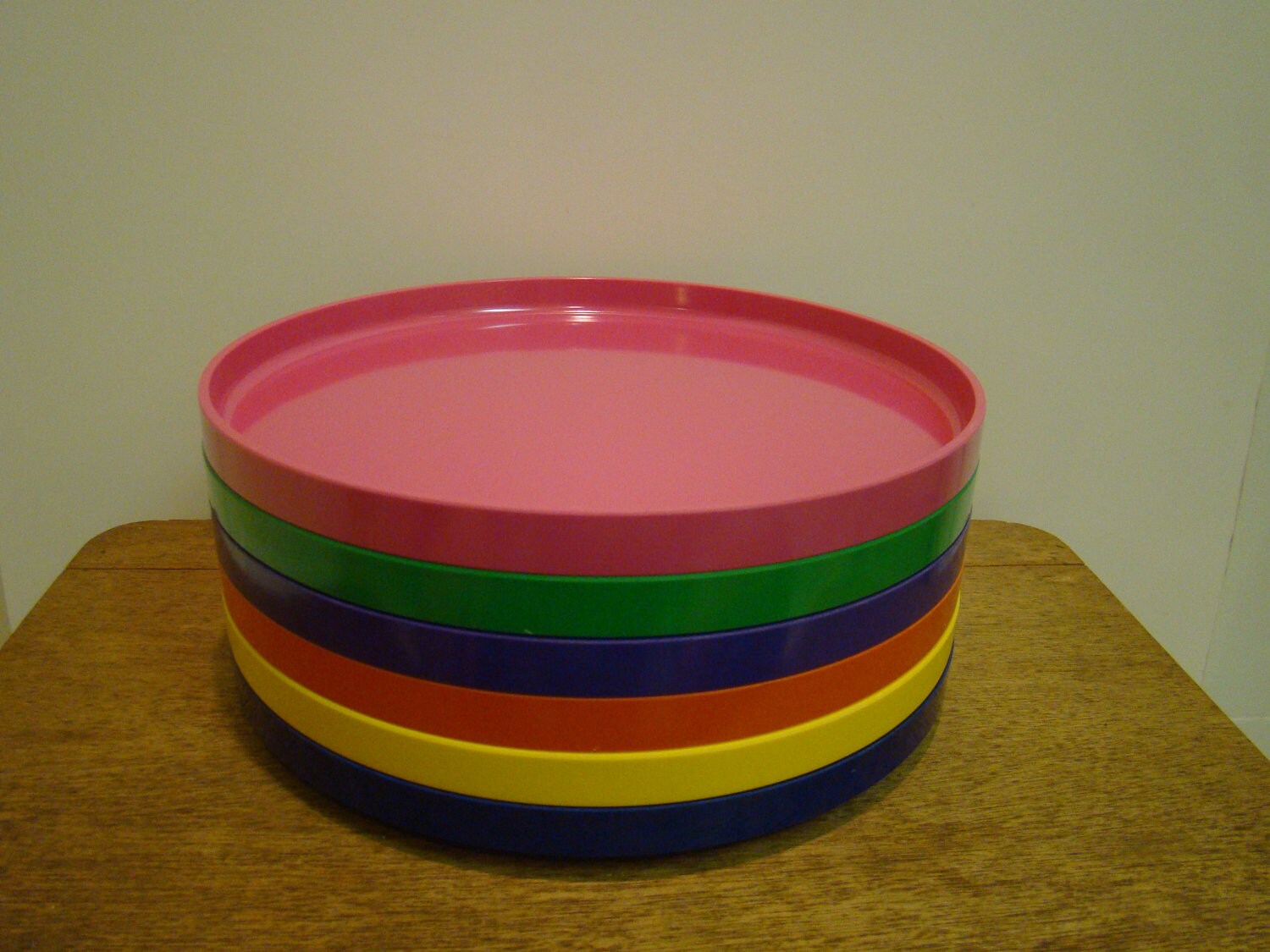 Rainbow Set of 6 Heller Plastic Dinner Plates by theretroredhead