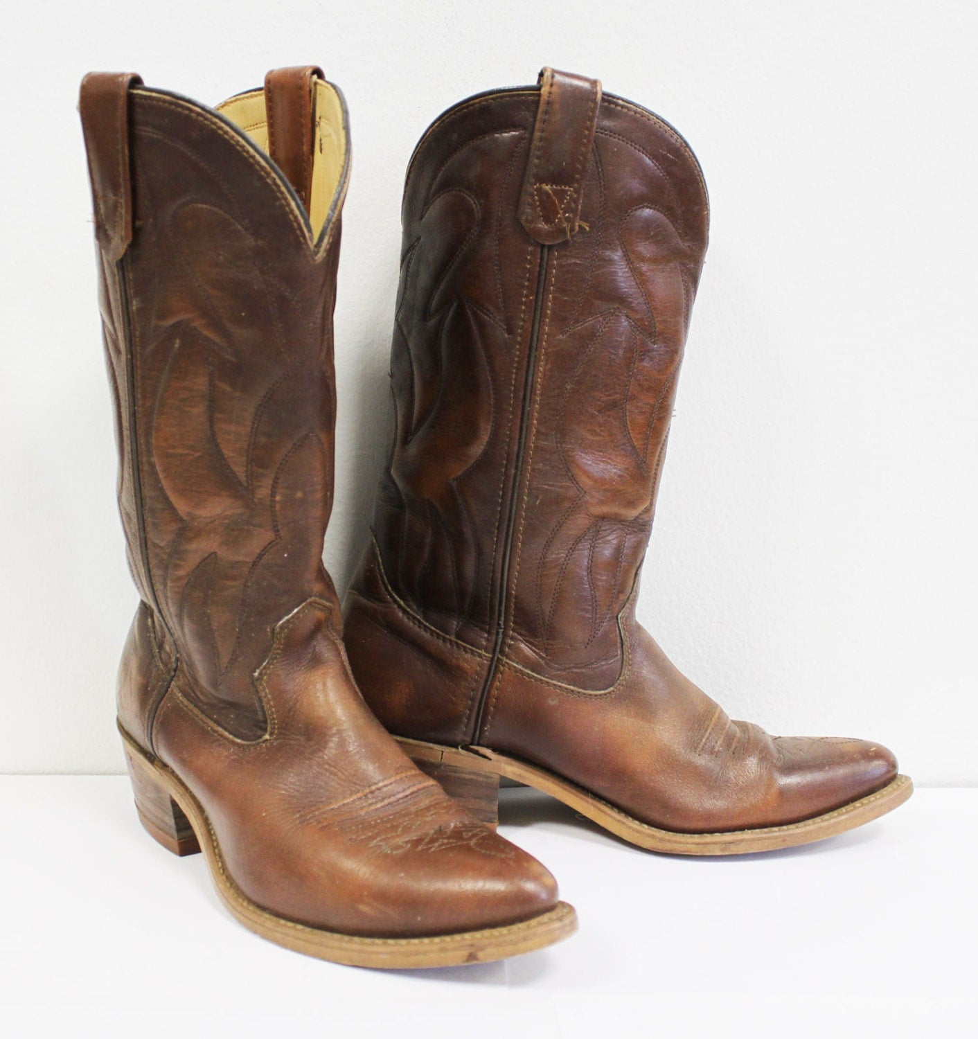 Nice looking brown western cowboy boots size 8