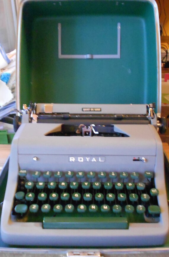 Vintage Typewriter 1953 Royal Quiet DeLuxe by limabeansvintage