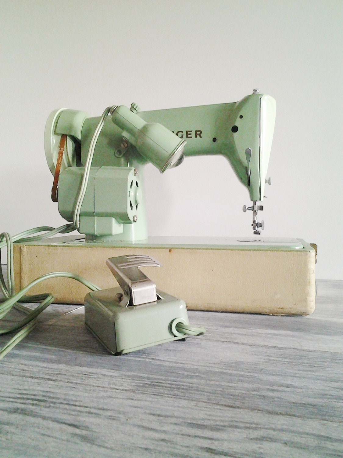 Vintage Green Singer Sewing Machine Model 185J
