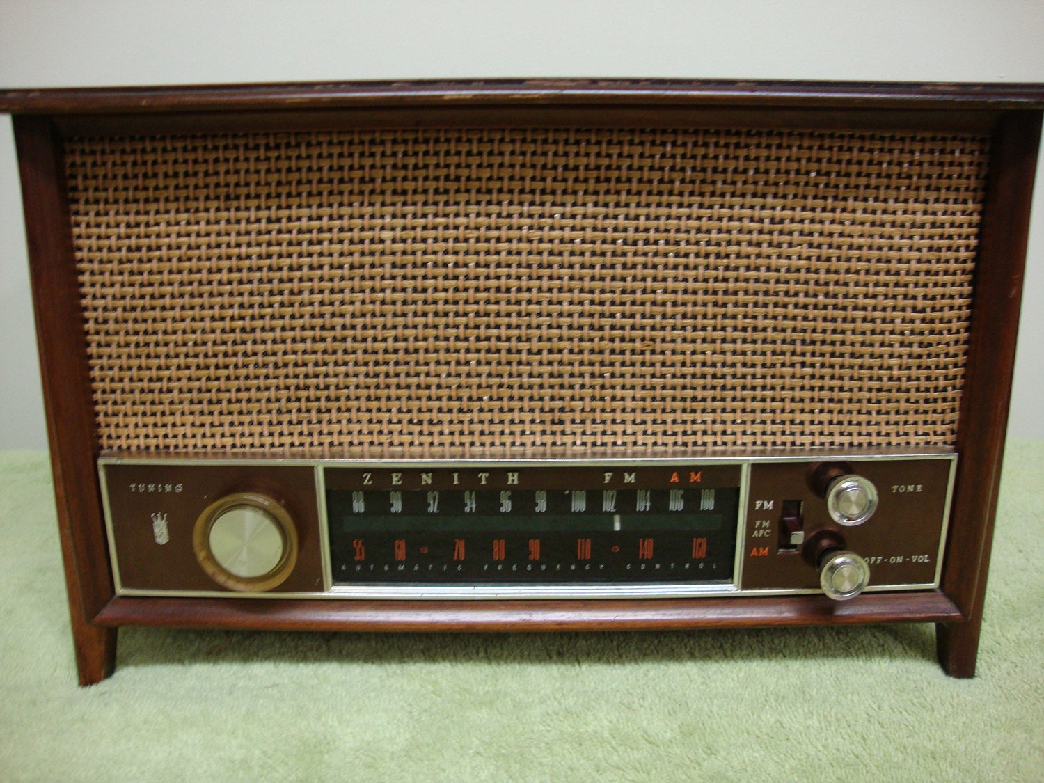 Zenith Table Top Radio MidCentury