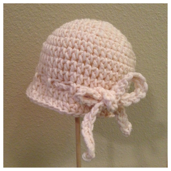 Cream newborn crochet baby hat with bow by BellyandBeyond on Etsy