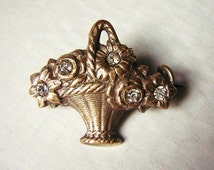 Broche renard endormi à décor floral, réalisée en laiton, commandée