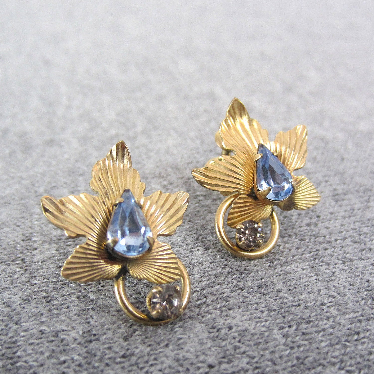 SALE / vintage earrings / gold leaf / blue rhinestone / 12k gold filled / 1950s / Botanically Blue earrings