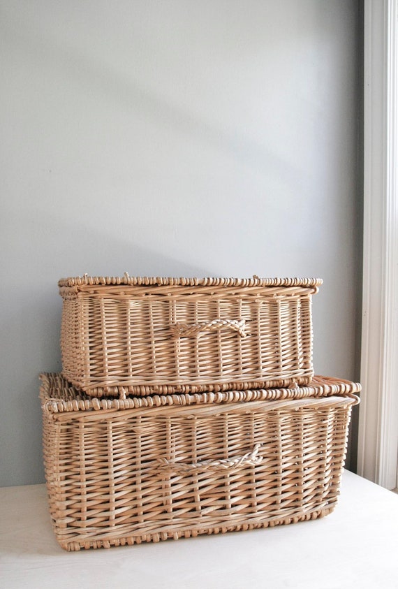vintage wicker picnic baskets / set of two