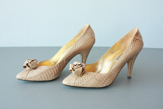 1980s pumps / 80s snakeskin leather pumps by CustardHeartVintage