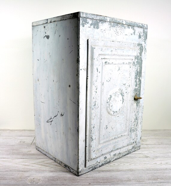 Vintage Rustic Metal / White Metal