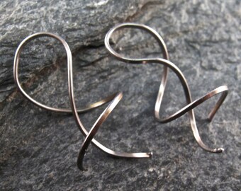 small NIOBIUM EARRINGS coil spiral twist corkscrew grey modern minimal nickel free . metal allergies . No.00E312