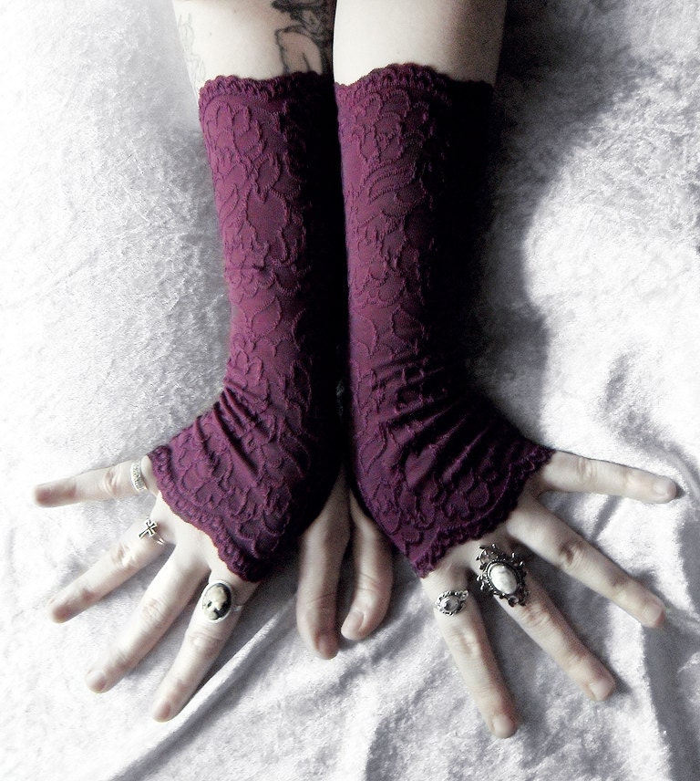 Poisoned Plum Lace Fingerless Gloves Embroidered Purple 3260
