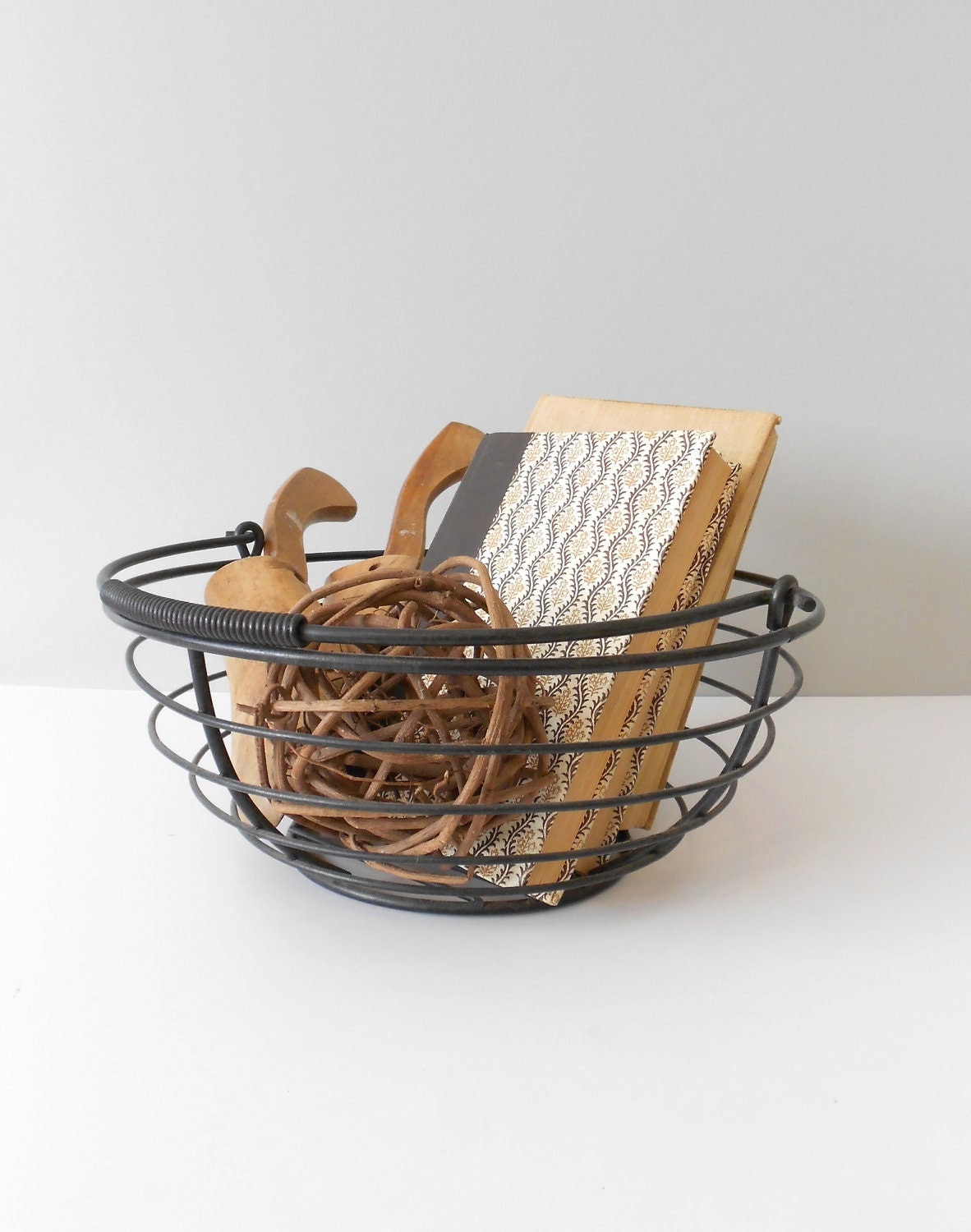 industrial black metal round wire basket // minimalist bowl